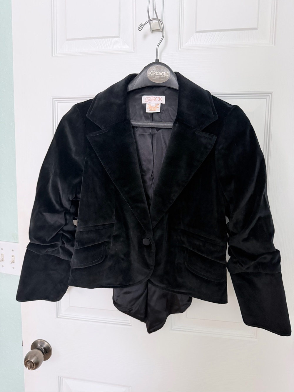 LaROK Black Velvet Cropped Blazer